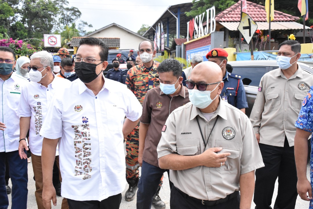 Majlis penyerahan Bantuan Wang Ihsan (BWI) kepada 160 Ketua Isi Rumah (KIR) yang terkesan kejadian banjir di Kampung Janda Baik, Bentong, Pahang.